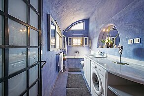 Real Santorini Cave House far From the Crowds