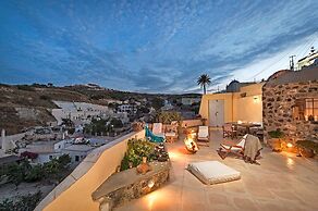 Real Santorini Cave House far From the Crowds