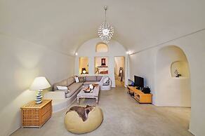 Real Santorini Cave House far From the Crowds