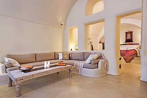 Real Santorini Cave House far From the Crowds