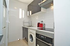 7 Mins From The Beach, Shared Pool Free Wifi