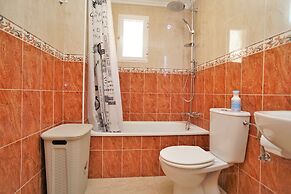 7 Mins From The Beach, Shared Pool Free Wifi