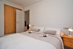 7 Mins From The Beach, Shared Pool Free Wifi