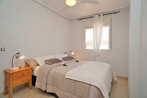 7 Mins From The Beach, Shared Pool Free Wifi