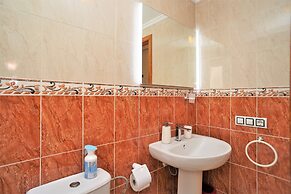 7 Mins From The Beach, Shared Pool Free Wifi