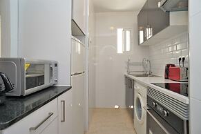 7 Mins From The Beach, Shared Pool Free Wifi