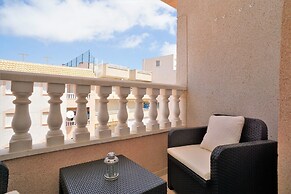 7 Mins From The Beach, Shared Pool Free Wifi