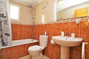 7 Mins From The Beach, Shared Pool Free Wifi