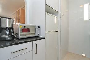 7 Mins From The Beach, Shared Pool Free Wifi