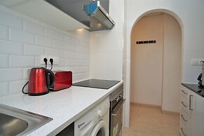 7 Mins From The Beach, Shared Pool Free Wifi