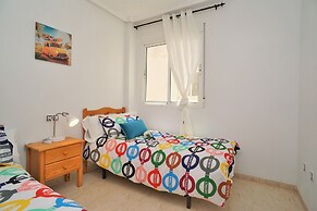 7 Mins From The Beach, Shared Pool Free Wifi