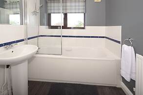 Ideal for Alton Towers, Staffordshire and The Peak District