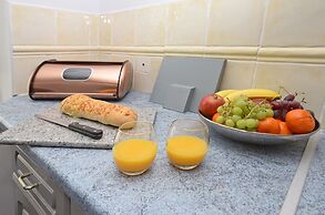 Ideal for Alton Towers, Staffordshire and The Peak District