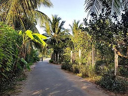 Peaceful Homestay in the Middle of Fruit Garden - Room With Public Res