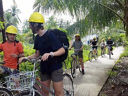 Peaceful Homestay in the Middle of Fruit Garden - Room With Public Res