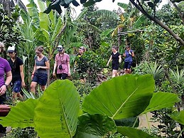 Peaceful Homestay in the Middle of Fruit Garden - Room With Public Res