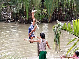 Peaceful Homestay in the Middle of Fruit Garden - Room With Four Doubl