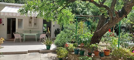 Studio Apartments Roza - A Charming Oasis in the Centre of Makarska