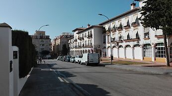 Bright Apartment With Bedroom, Living Room and Private Bathroom by the