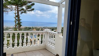 Entire Private Suite Sea Full View With Balcony, Shared Pool and Air C