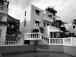 Entire Private Suite Sea Full View With Balcony, Shared Pool and Air C