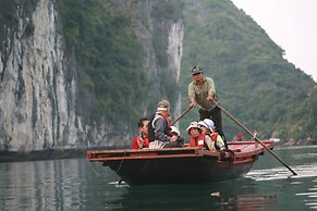 Halong Bay Cruise For Backpackers