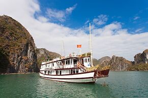 Halong Bay Cruise For Backpackers