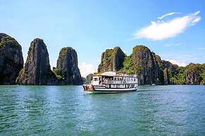 Halong Bay Cruise For Backpackers