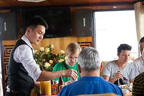 Halong Bay Cruise For Backpackers