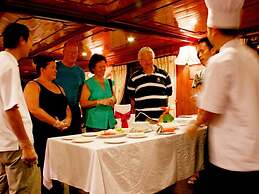 Halong Bay Overnight Cruise