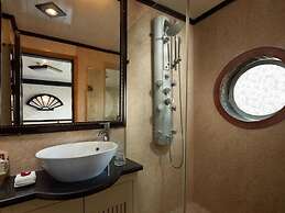 Halong Bay Overnight Cruise