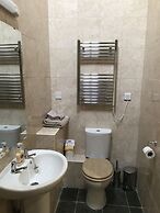Nuneaton - Cottage - Sleeps 2 - Parking - Garden