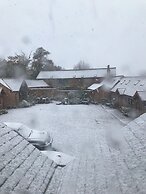Nuneaton - Cottage - Sleeps 2 - Parking - Garden