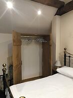 Nuneaton - Cottage - Sleeps 2 - Parking - Garden
