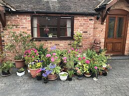 Nuneaton - Cottage - Sleeps 2 - Parking - Garden