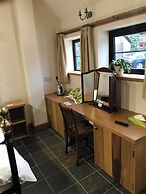 Nuneaton - Cottage - Sleeps 2 - Parking - Garden