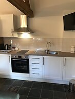 Nuneaton - Cottage - Sleeps 2 - Parking - Garden