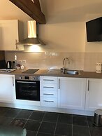 Nuneaton - Cottage - Sleeps 2 - Parking - Garden