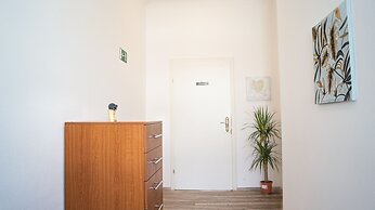 Shared Modern Apartment Schönbrunn - Budget Stylish Room