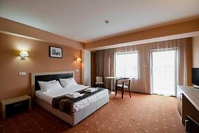 Hotel Oxford Inn & Suites