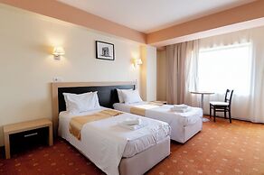 Hotel Oxford Inn & Suites