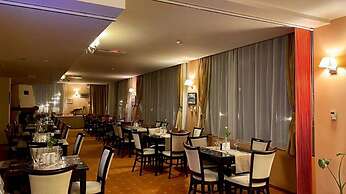 Hotel Oxford Inn & Suites