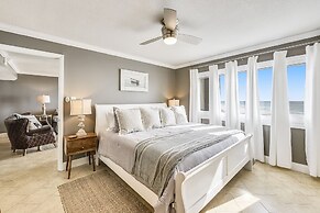 Pinnacle Port by Book That Condo