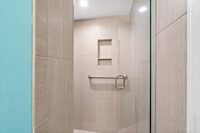 Pinnacle Port by Book That Condo