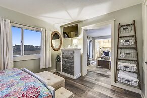 Pinnacle Port by Book That Condo