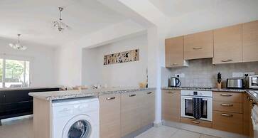 Spacious and Modern 2 bed Apartment in Peyia