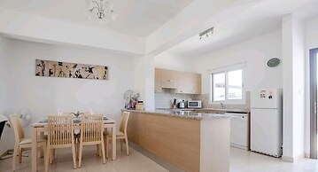 Spacious and Modern 2 bed Apartment in Peyia