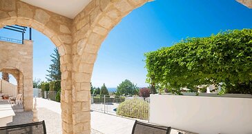 Spacious and Modern 2 bed Apartment in Peyia