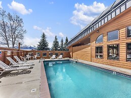 75 Corinthian 3br 3ba Spacious Layout, Private Garage. 3 Bedroom Townh