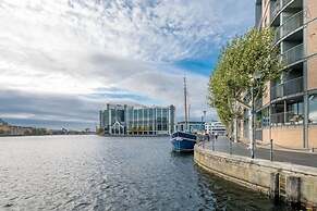 Bright 2 Bed 2 Bath apt Near Canary Wharf